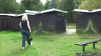 Porra madura no vestiário XNXX