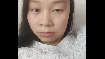 Lésbicas adolescentes chinesas são fodidas por Milf